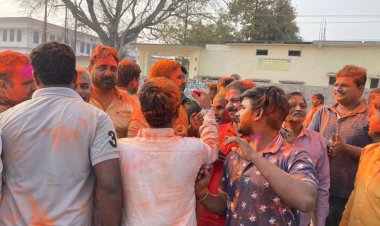 आरएसएस के स्वयंसेवकों ने शाखा में मनाई होली, एक दूसरे को लगाया अबीर-गुलाल