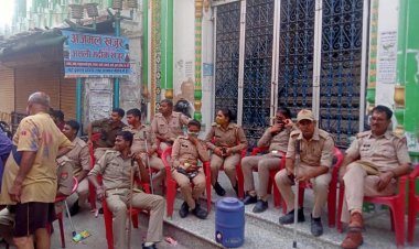 प्रयागराज के ऐतिहासिक ठठेरी बाजार में मान्यतानुसार हुई होली