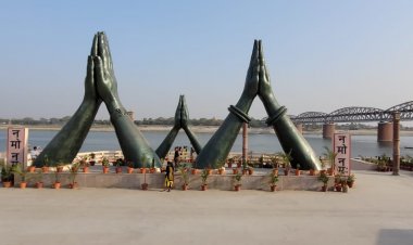 वाराणसी: खिड़किया घाट पर नमस्ते आकार के बनाए गए तीन स्कल्प्चर बने आकर्षण