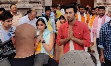 श्री काशी विश्वनाथ धाम में पहुंचे अभिनेता रणवीर कपूर और अभिनेत्री आलिया भट्ट