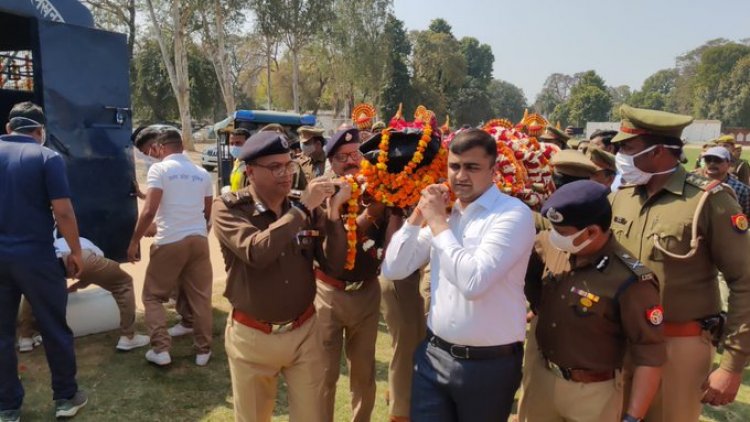 रिजर्व पुलिस लाइन में इंस्पेक्टर संजय सिंह को दी गई श्रद्धांजलि