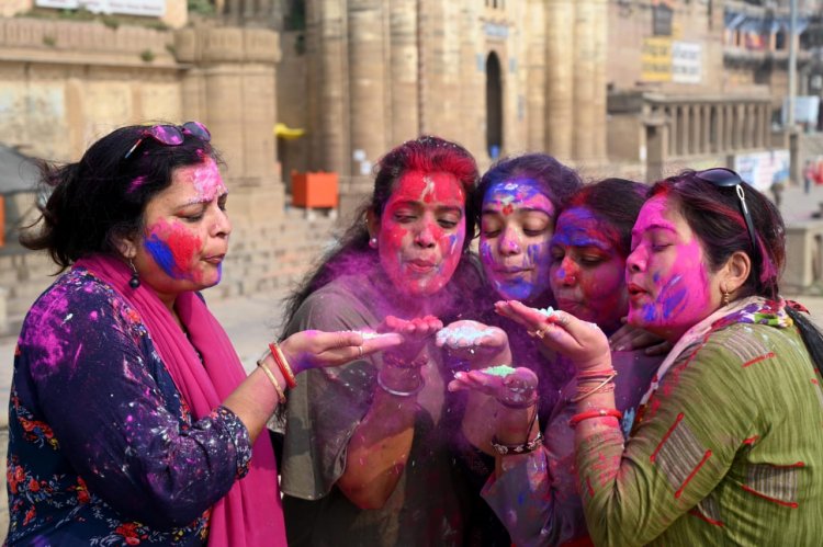 होली पर हर तरफ रंगीली हुयी काशी, ठंडाई और भांग का दौर चला