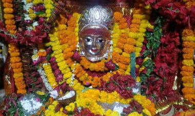 चैत्र नवरात्र के पहले दिन आदिशक्ति के पूजन-अर्चन में काशी नगरी लीन