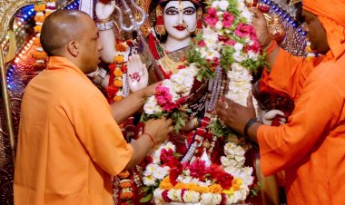 मुख्यमंत्री योगी ने नवरात्रि के प्रथम दिन शक्ति की आराधना कर गायों को खिलाया चारा