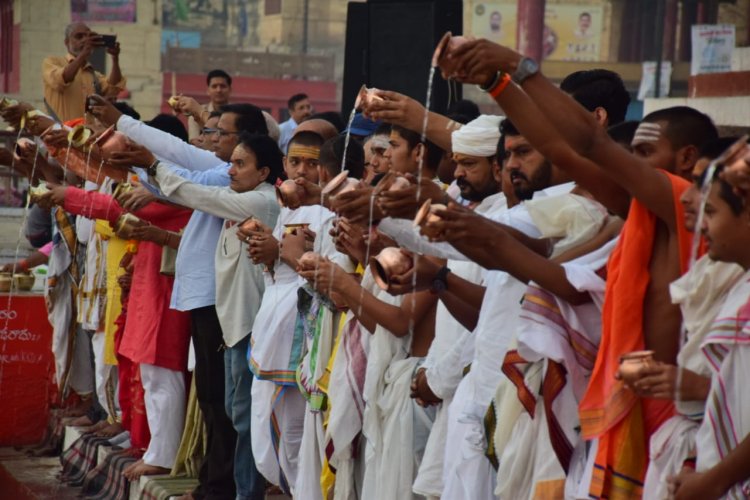 गंगा तट पर उगते सूर्य को अर्घ्य देकर वैदिक मंत्रोच्चार के बीच 'नवसंवत्सर' का स्वागत