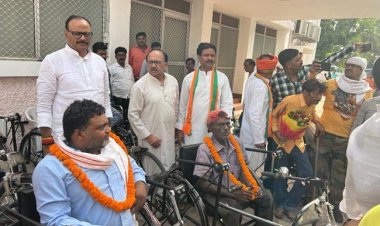उप मुख्यमंत्री बृजेश ने दिव्यांगों को वितरित किया ट्राई साइकिल