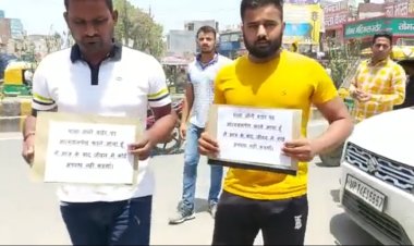 हाथों में तख्ती लेकर थाने पहुंचे बदमाश बोले अब हम अपराध नहीं करेंगे