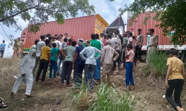 खड़ी ट्रक में पीछे से तेज रफ्तार से आ रही ट्रक ने मारी टक्कर , दो की मौत , दो घायल