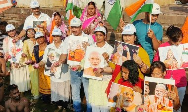 प्रधानमंत्री के वाराणसी दौरे की सफलता के लिए मां गंगा का दुग्धाभिषेक