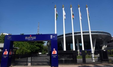 प्रधानमंत्री मोदी के स्वागत में काशी में सड़कों पर जगह-जगह लोक नृत्य, पुष्पवर्षा