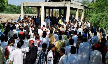 मुलायम की पत्नी साधना पंचतत्व में विलीन, बेटे प्रतीक यादव ने दी मुखाग्नि