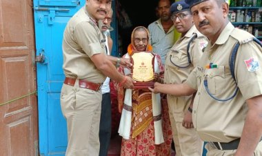 रेलवे सुरक्षा बल छपरा ने स्वतंत्रता संग्राम सेनानियों के परिजनों को किया सम्मानित