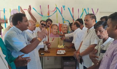 कांग्रेसियों ने मनाया प्रमोद तिवारी का जन्मदिन