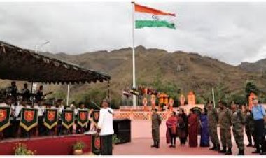 रक्षामंत्री और सेना के तीनों अंगों के प्रमुखों ने कारगिल शहीदों को श्रद्धांजलि दी