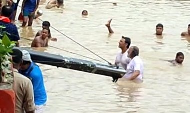 बंगाली फिल्म 'प्रजापति' की शूटिंग करने आए मिथुन चक्रवर्ती ने गंगा में लगाई डुबकी