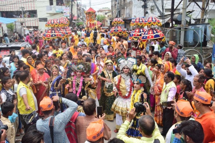 कहीं चांदी की पालकी तो कहीं फूलों से सजे रथ पर निकली भगवान जगन्नाथ की यात्रा