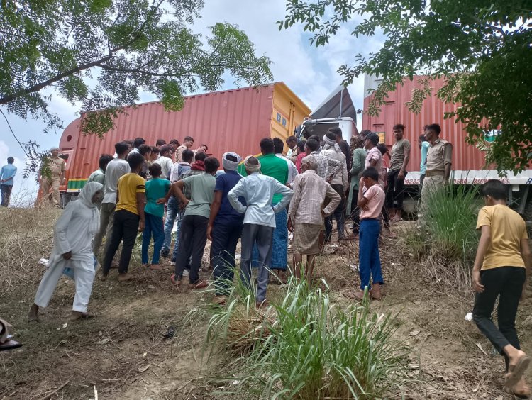 खड़ी ट्रक में पीछे से तेज रफ्तार से आ रही ट्रक ने मारी टक्कर , दो की मौत , दो घायल