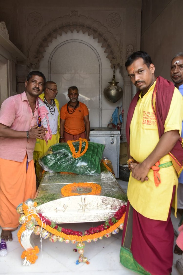 बाबा विश्वनाथ को चढ़ाया गया चांदी का पलंग, शयन आरती में गर्भगृह में सुशोभित हुआ रजत पलंग