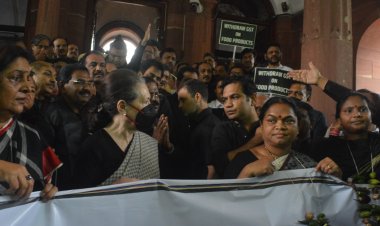 कांग्रेस का महंगाई, बेरोजगारी के खिलाफ प्रदर्शन - राहुल, प्रियंका सहित कांग्रेस के वरिष्ठ नेता पुलिस हिरासत में