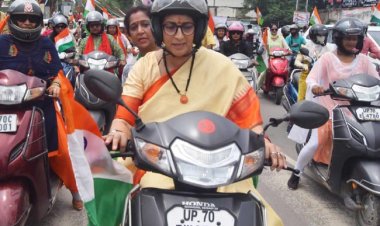 केन्द्रीय मंत्री स्मृति ईरानी स्कूटी चलाकर तिरंगा बाइक रैली में हुई शामिल