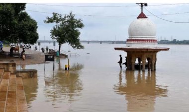 प्रयागराज में गंगा-यमुना नदियां खतरे के निशान के पास पहुंची
