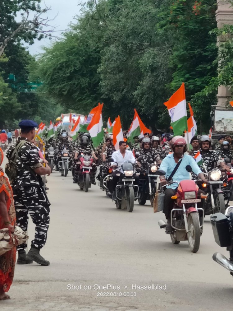 आजादी का अमृत महोत्सवः सीआरपीएफ जवानों ने वाराणसी में निकाली बाइक तिरंगा यात्रा