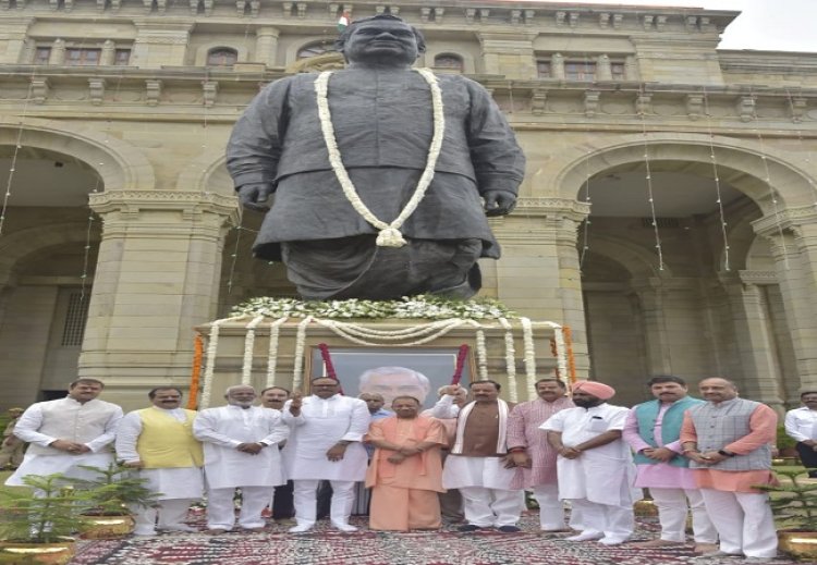 मुख्यमंत्री योगी ने पुष्पांजलि कर अटल को किया नमन