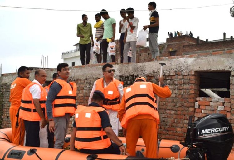 विधायक एवं जिलाधिकारी ने बाढ़ प्रभावित क्षेत्रों का भ्रमण कर लिया जायजा