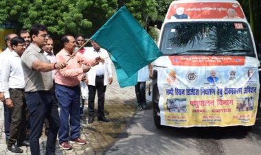 जिलाधिकारी ने लम्पी डिजीज की रोकथाम के लिए वाहनों को किया रवाना