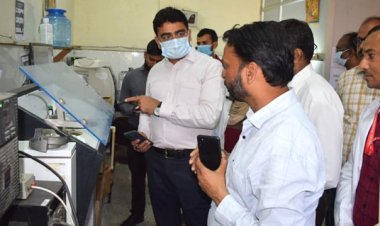 बेली हॉस्पिटल के निरीक्षण में डीएम ने लैब टैक्नीशियन का वेतन रोके जाने का दिया निर्देश