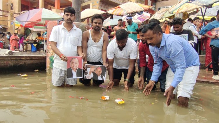 मुलायम के निधन से सपा कार्यकर्ता शोकाकुल, गंगा में दीपदान कर दी श्रद्धांजलि