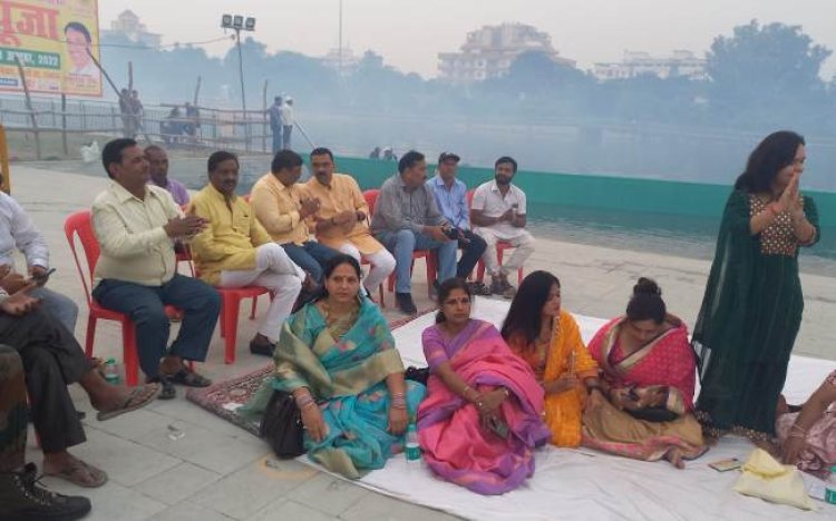 व्रती महिलाओं ने बनाया खरना, घाट पर की सुशोभिता की पूजा