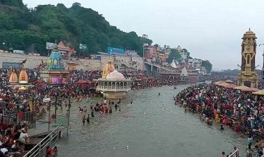 देश में कार्तिक पूर्णिमा पर गंगा नदी के तटों पर आस्था का सैलाब