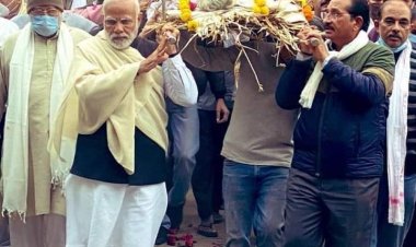 हीराबा का निधनः पीएम मोदी ने माता को दिया कंधा, अंतिम रथ से श्मशाम के लिए रवाना