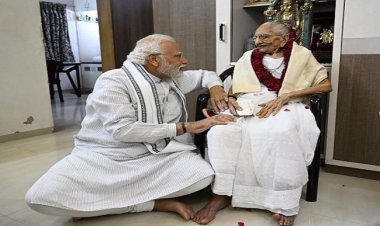 पीएम मोदी की मां के निधन पर फिल्मी हस्तियों ने जताया शोक