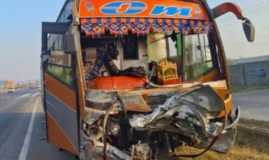 गुजरातः नवसारी जिले में भीषण सड़क दुर्घटना, कार-बस भिड़ंत में 9 की मौत, 30 घायल