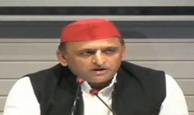 महिलाओं के विरुद्ध अभद्र टिप्प्णी करने के आरोपी  जगन की गिरफ्तारी पर सपा प्रमुख अखिलेश पहुंचे पुलिस मुख्यालय