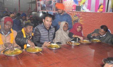मेला अधिकारी ने स्वच्छाग्रहियों के साथ किया भोजन