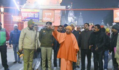 अचानक गोरखपुर पहुंचे सीएम योगी, खिचड़ी मेले की तैयारियों का लिया जायजा