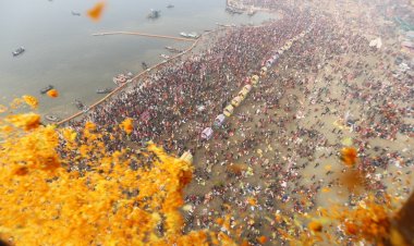 प्रयागराज माघ मेले में मौनी अमावस्या के दिन श्रद्धालुओं पर हेलीकाप्टर से पुष्प वर्षा