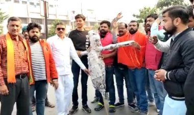 भाजपा युवा मोर्चा ने फूंका स्वामी प्रसाद मौर्या का पुतला