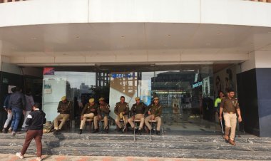 विरोध के बावजूद कड़ी सुरक्षा के बीच फिल्म पठान का सिनेमा हाल में प्रदर्शन