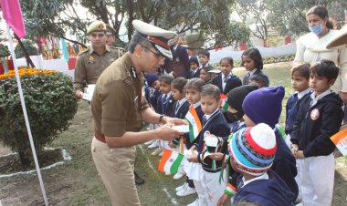 लखनऊ : रिजर्व पुलिस लाइन में पुलिस आयुक्त ने फहराया तिरंगा