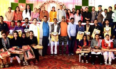 लहंगा और शेरवानी मिलने से दिव्यांग जोड़ों के चेहरे पर आई मुस्कान