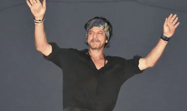 पठान की सफलता के बाद शाहरुख खान ने मन्नत की बालकनी से फैंस को कहा- शुक्रिया