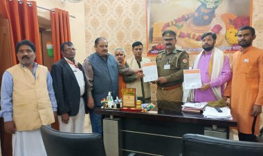 स्वामी प्रसाद मौर्य के खिलाफ मुकदमा दर्ज करने के लिए चौक थाने में तहरीर