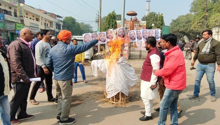 स्वामी प्रसाद मौर्या का प्रतीक रूप से रावण रूपी दस सिर वाले पुतले का दहन