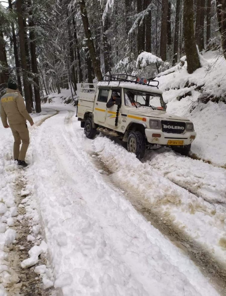 हिमाचल में बर्फबारी से 496 सड़कों पर आवाजाही ठप, 908 ट्रांसफार्मर बंद