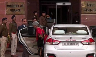 (बजट 2023-24) निर्मला सीतारमण पहुंचीं राष्ट्रपति भवन