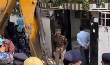 प्रयागराज शूटआउट : अतीक के करीबी खालिद जफर के घर पर गरजा बुलडोजर